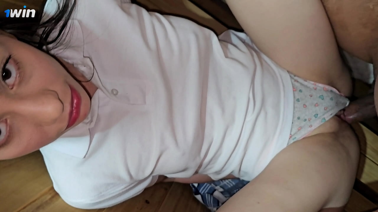 El profesor llama a su alumna al baño y la hace mamar para luego follársela